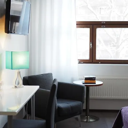 Fabrik Hotel *